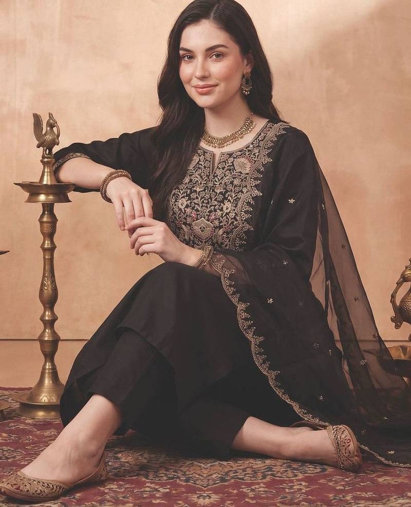 Women Floral Embroidered Regular Thread Work Kurta with Trousers & With Dupatta