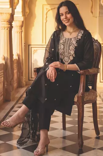 Women Ethnic Motifs Embroidered Regular Thread Work Kurta with Trousers & With Dupatta