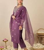 Women Floral Embroidered Regular Kurta with Trousers & With Dupatta