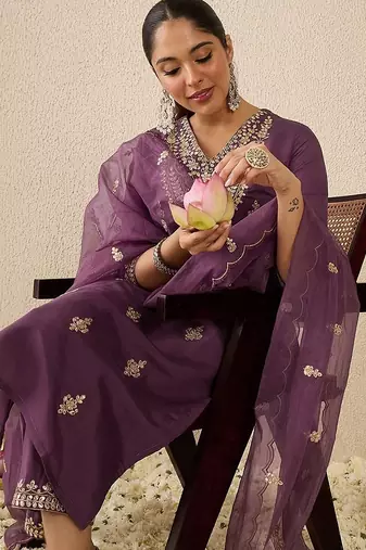Women Floral Embroidered Regular Kurta with Trousers & With Dupatta
