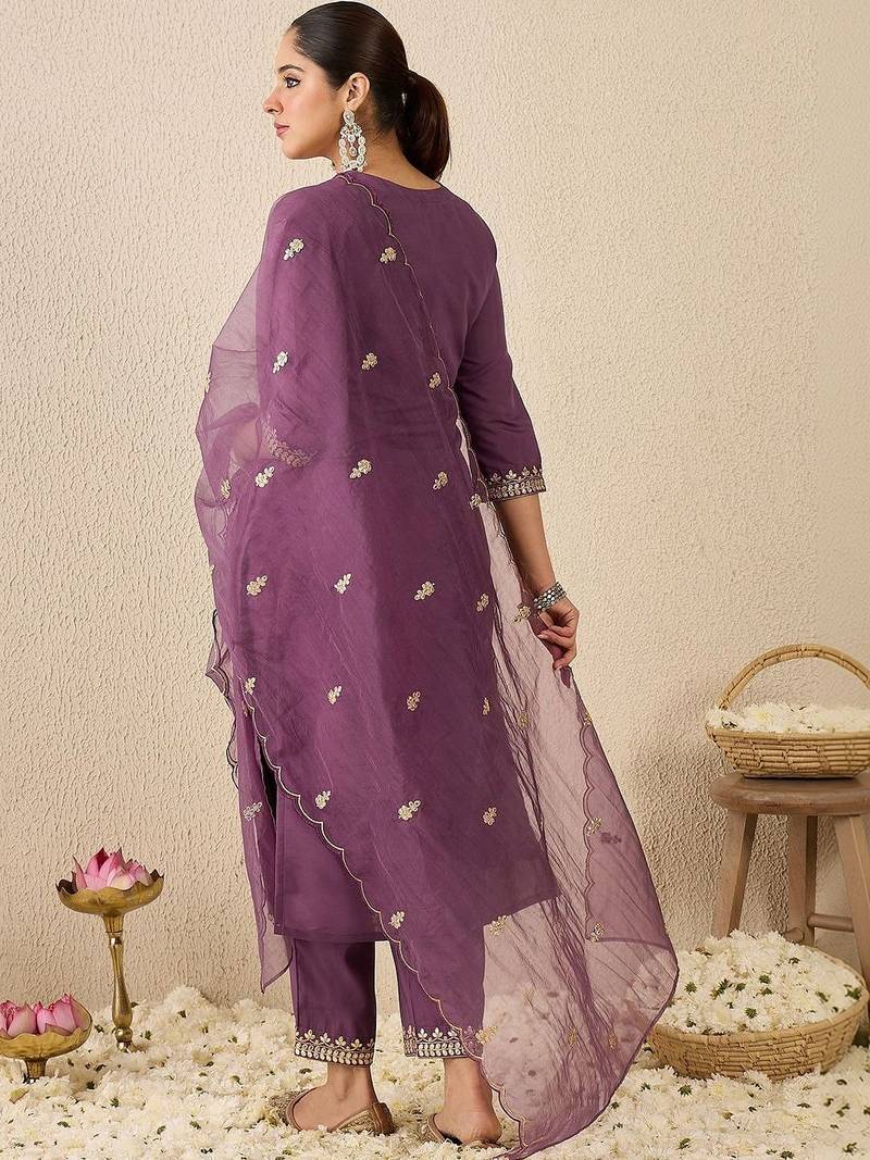 Women Floral Embroidered Regular Kurta with Trousers & With Dupatta