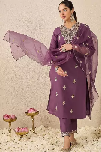 Women Floral Embroidered Regular Kurta with Trousers & With Dupatta