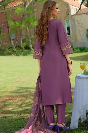 Women Floral Embroidered Regular Thread Work Liva Kurta with Trousers & With Dupatta