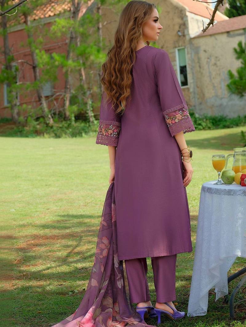 Women Floral Embroidered Regular Thread Work Liva Kurta with Trousers & With Dupatta