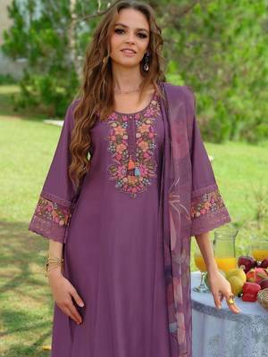 Women Floral Embroidered Regular Thread Work Liva Kurta with Trousers & With Dupatta 5