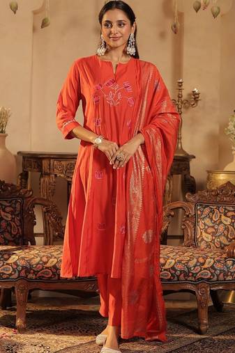 Women Floral Embroidered Panelled Thread Work Kurta with Trousers & With Dupatta