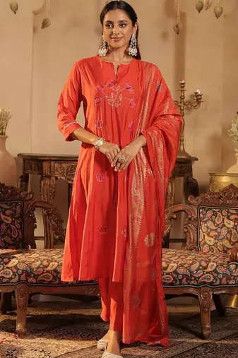 Women Floral Embroidered Panelled Thread Work Kurta with Trousers & With Dupatta