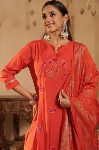Women Floral Embroidered Panelled Thread Work Kurta with Trousers & With Dupatta