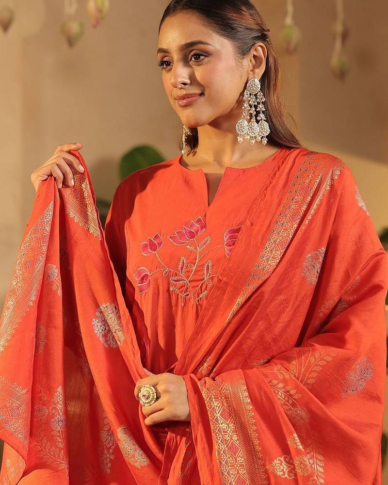 Women Floral Embroidered Panelled Thread Work Kurta with Trousers & With Dupatta