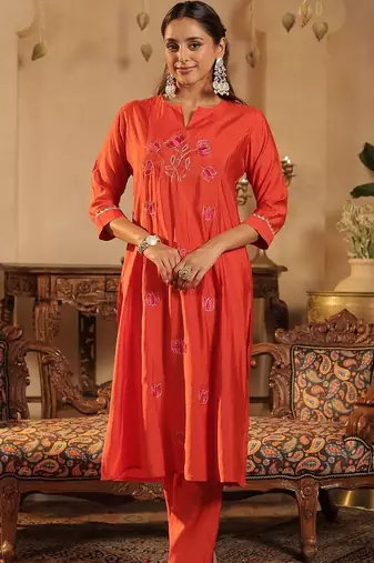 Women Floral Embroidered Panelled Thread Work Kurta with Trousers & With Dupatta