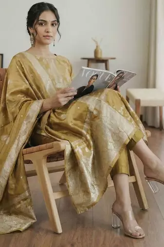 Women Regular Kurta with Trousers & With Dupatta