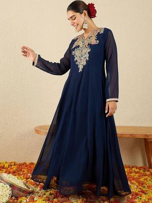 Women Paisley Embroidered Regular Kurta with Trousers 1