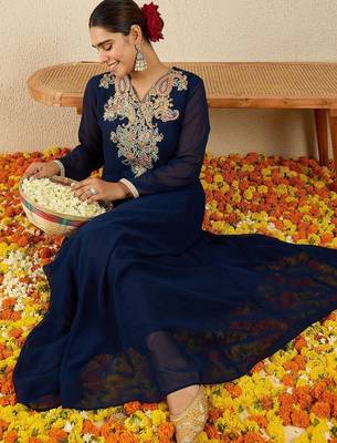Women Paisley Embroidered Regular Kurta with Trousers 5