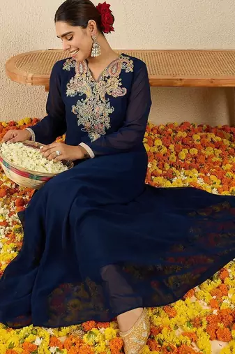Women Paisley Embroidered Regular Kurta with Trousers