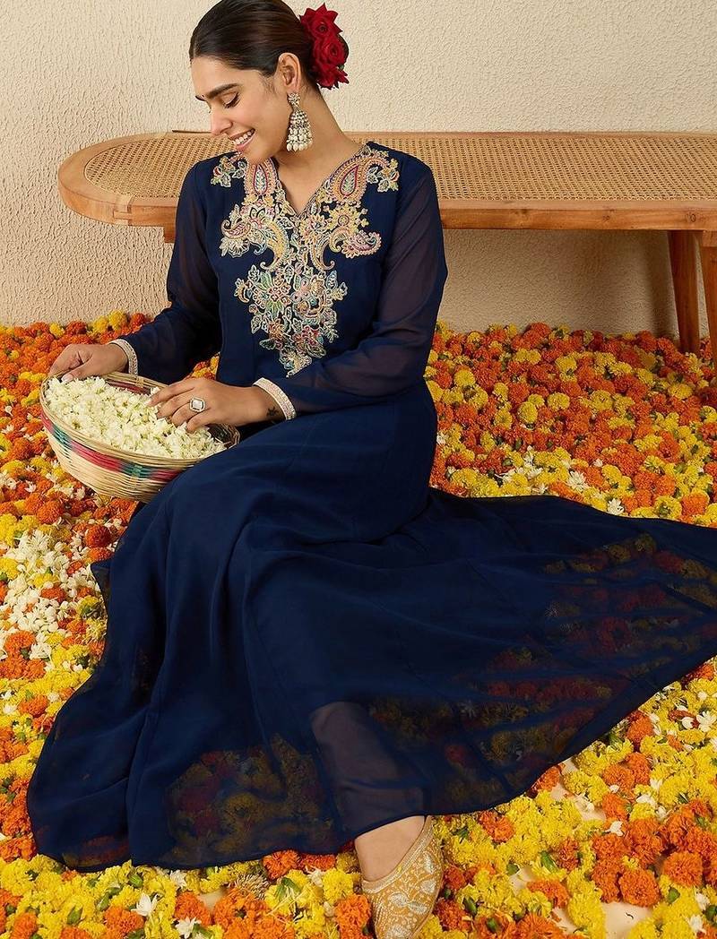Women Paisley Embroidered Regular Kurta with Trousers