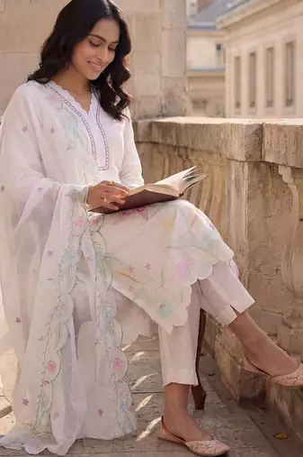 Women Floral Regular Thread Work Kurta with Trousers & With Dupatta
