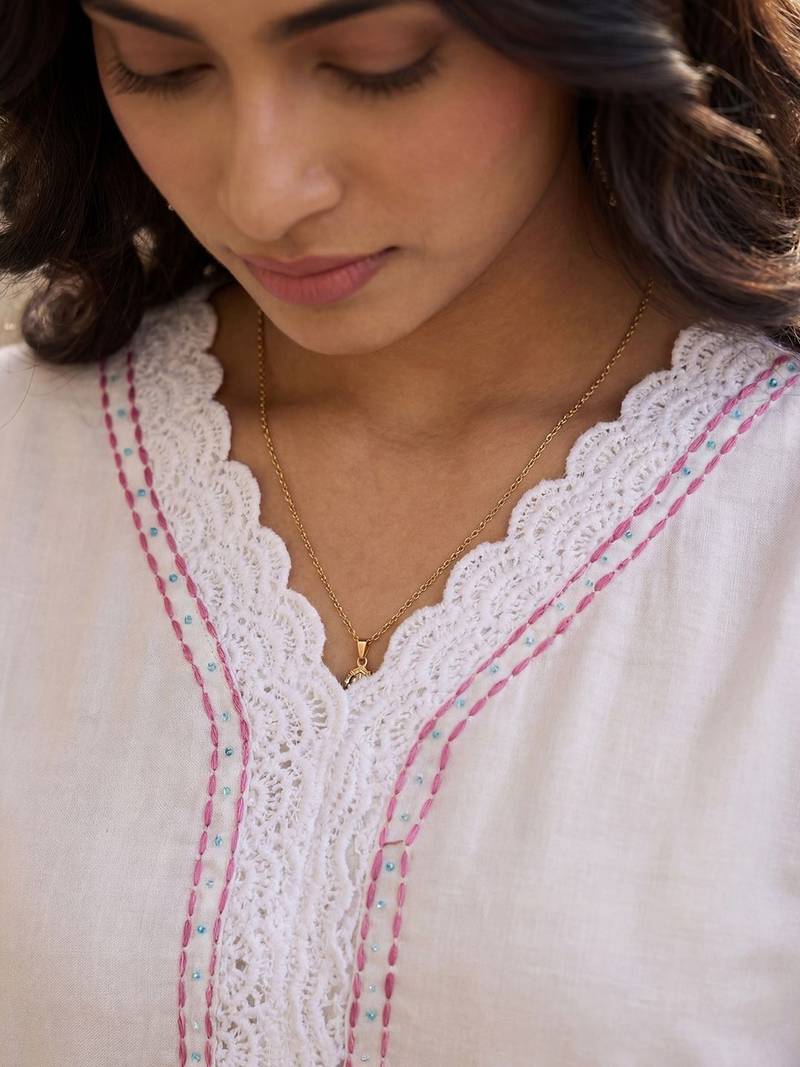 Women Floral Regular Thread Work Kurta with Trousers & With Dupatta