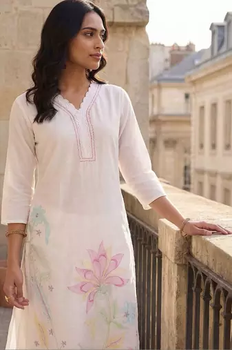 Women Floral Regular Thread Work Kurta with Trousers & With Dupatta