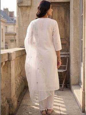 Women Floral Regular Thread Work Kurta with Trousers & With Dupatta 5