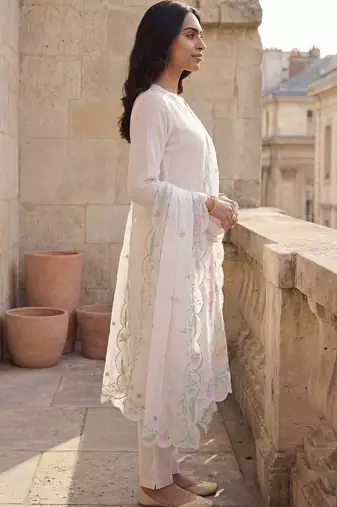 Women Floral Regular Thread Work Kurta with Trousers & With Dupatta