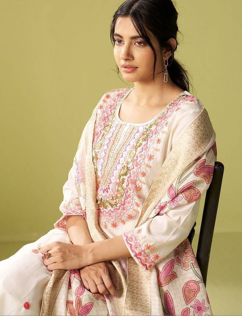 Women Floral Embroidered Regular Thread Work Kurta with Trousers & With Dupatta