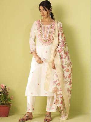 Women Floral Embroidered Regular Thread Work Kurta with Trousers & With Dupatta 3