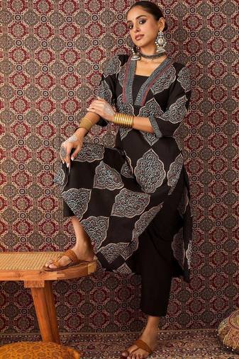 Women Ethnic Motifs Printed Regular Mirror Work Kurta with Trousers
