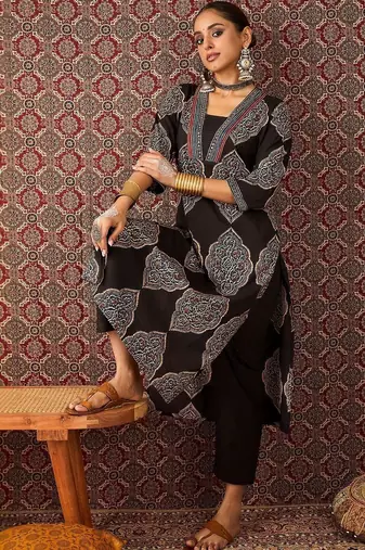 Women Ethnic Motifs Printed Regular Mirror Work Kurta with Trousers