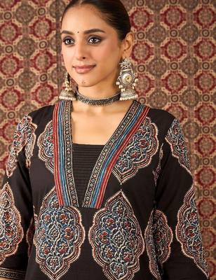 Women Ethnic Motifs Printed Regular Mirror Work Kurta with Trousers 2