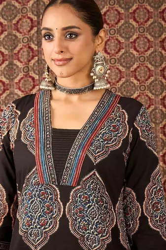 Women Ethnic Motifs Printed Regular Mirror Work Kurta with Trousers