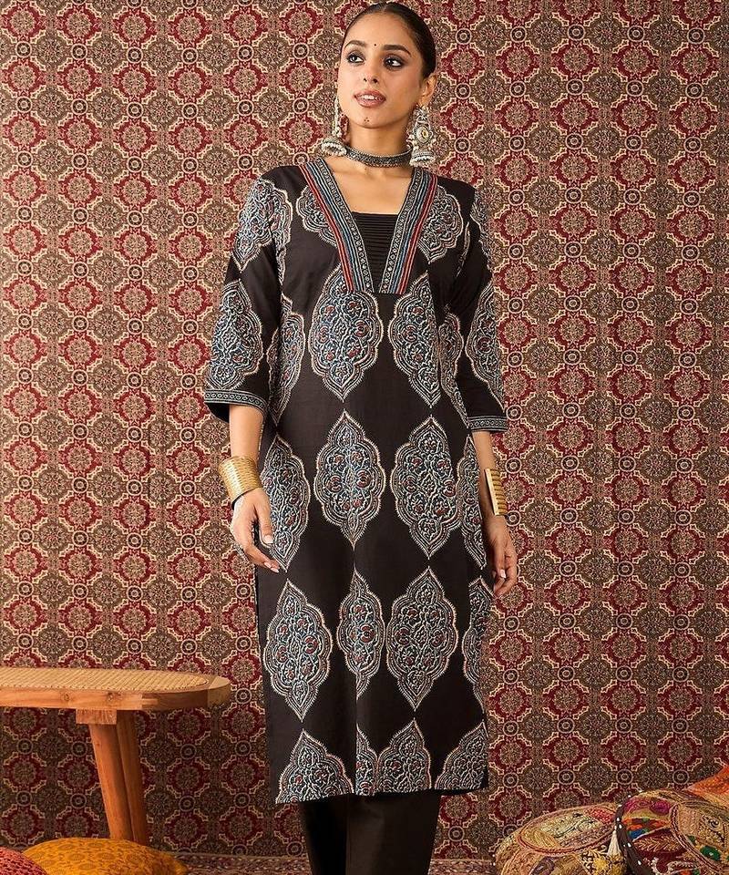 Women Ethnic Motifs Printed Regular Mirror Work Kurta with Trousers