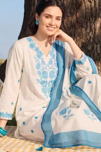 Women Floral Embroidered Regular Thread Work Kurta with Palazzos & With Dupatta