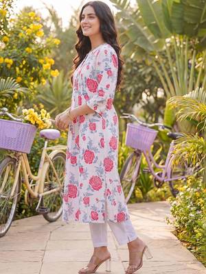 Women Floral Printed Pleated Pure Cotton Kurta with Trousers 3
