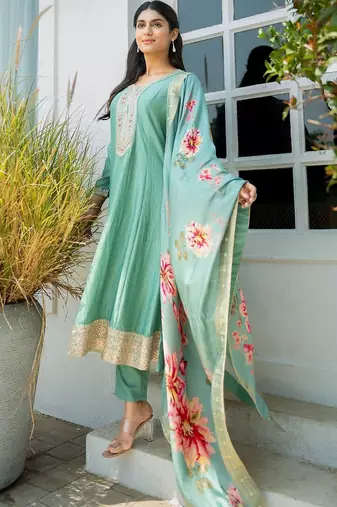 Women Floral Yoke Design Pleated Thread Work Kurta with Trousers & With Dupatta