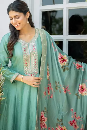 Women Floral Yoke Design Pleated Thread Work Kurta with Trousers & With Dupatta