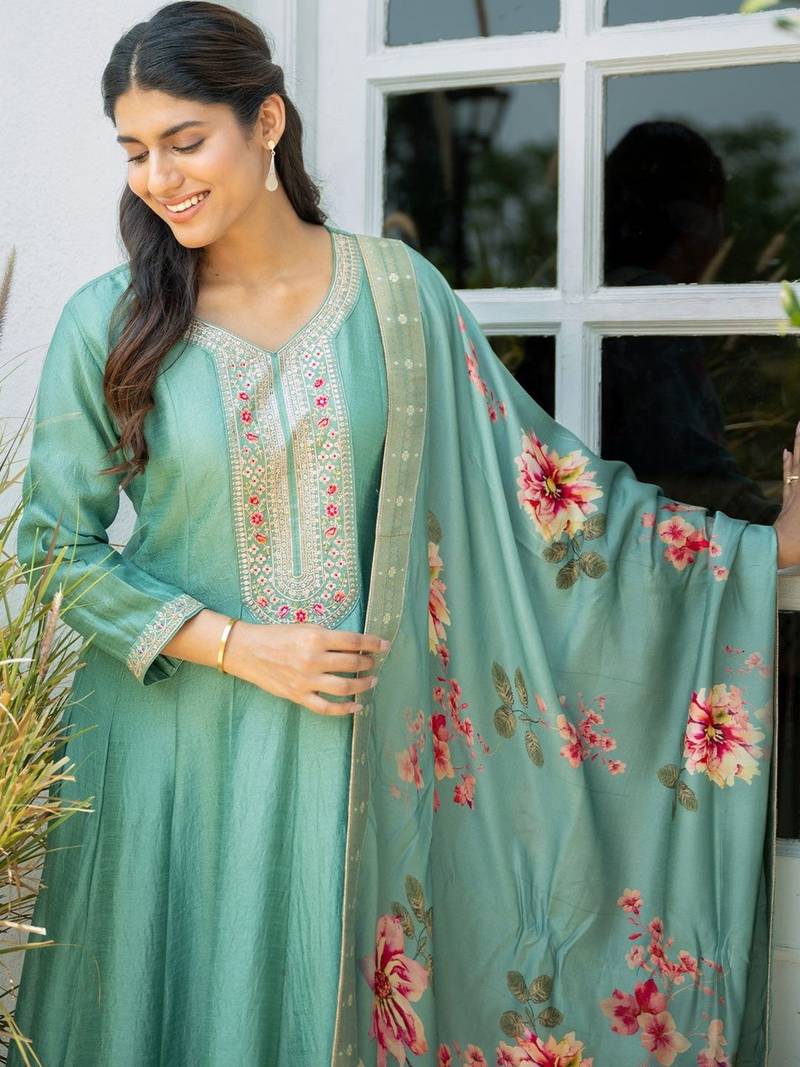 Women Floral Yoke Design Pleated Thread Work Kurta with Trousers & With Dupatta