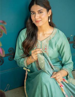 Women Floral Yoke Design Pleated Thread Work Kurta with Trousers & With Dupatta 3
