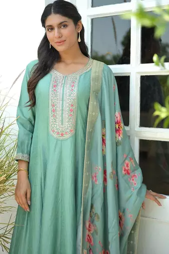 Women Floral Yoke Design Pleated Thread Work Kurta with Trousers & With Dupatta