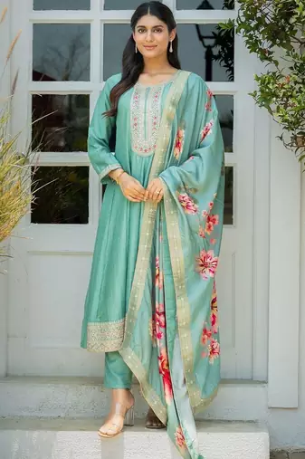 Women Floral Yoke Design Pleated Thread Work Kurta with Trousers & With Dupatta