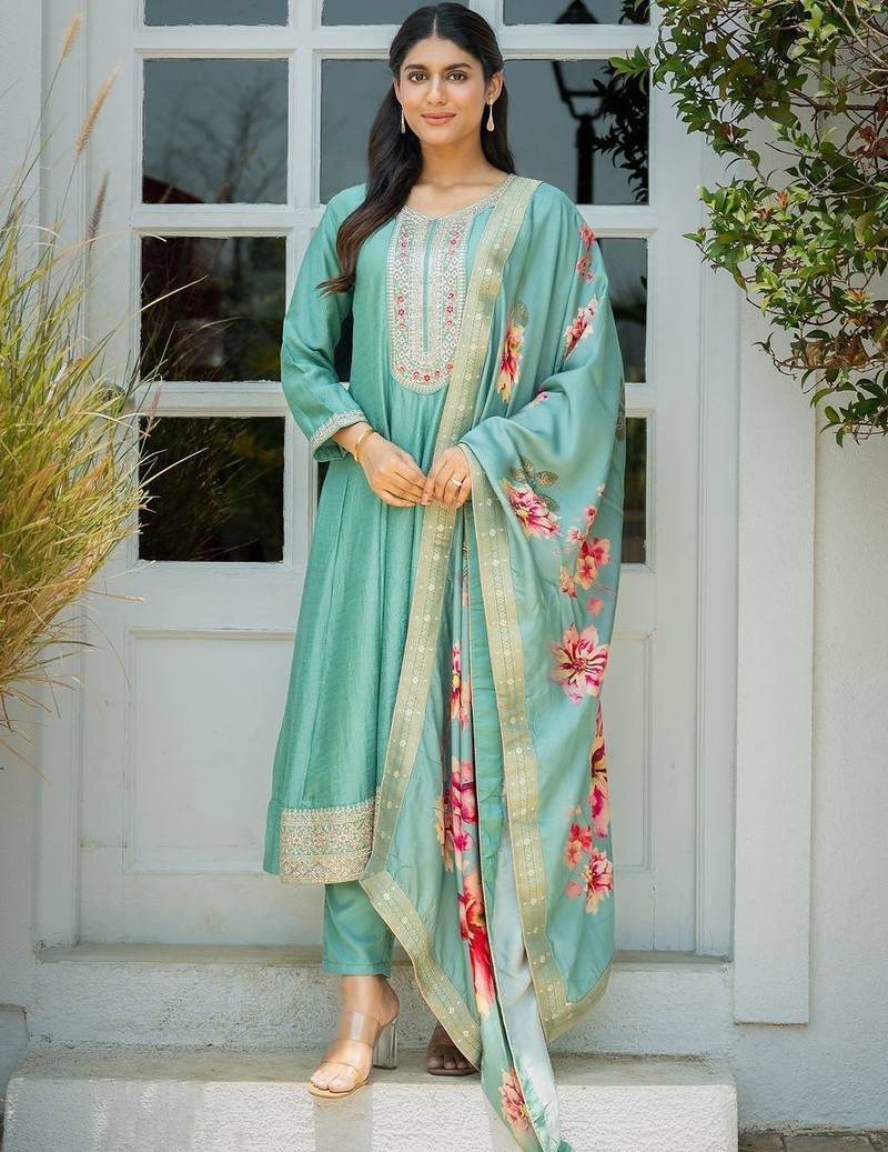 Women Floral Yoke Design Pleated Thread Work Kurta with Trousers & With Dupatta