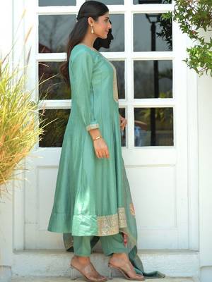 Women Floral Yoke Design Pleated Thread Work Kurta with Trousers & With Dupatta 6
