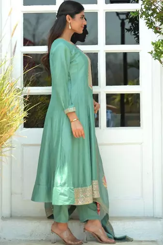 Women Floral Yoke Design Pleated Thread Work Kurta with Trousers & With Dupatta