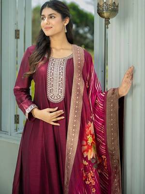 Women Floral Embroidered Regular Thread Work Kurta with Trousers & With Dupatta 2
