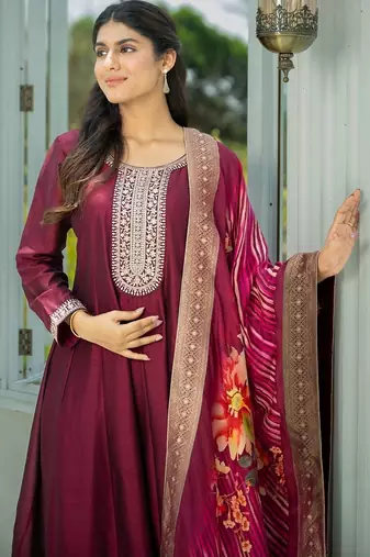 Women Floral Embroidered Regular Thread Work Kurta with Trousers & With Dupatta