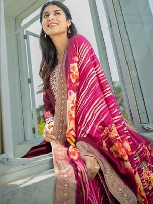 Women Floral Embroidered Regular Thread Work Kurta with Trousers & With Dupatta 3