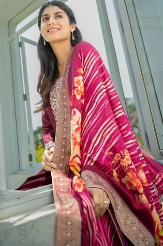 Women Floral Embroidered Regular Thread Work Kurta with Trousers & With Dupatta