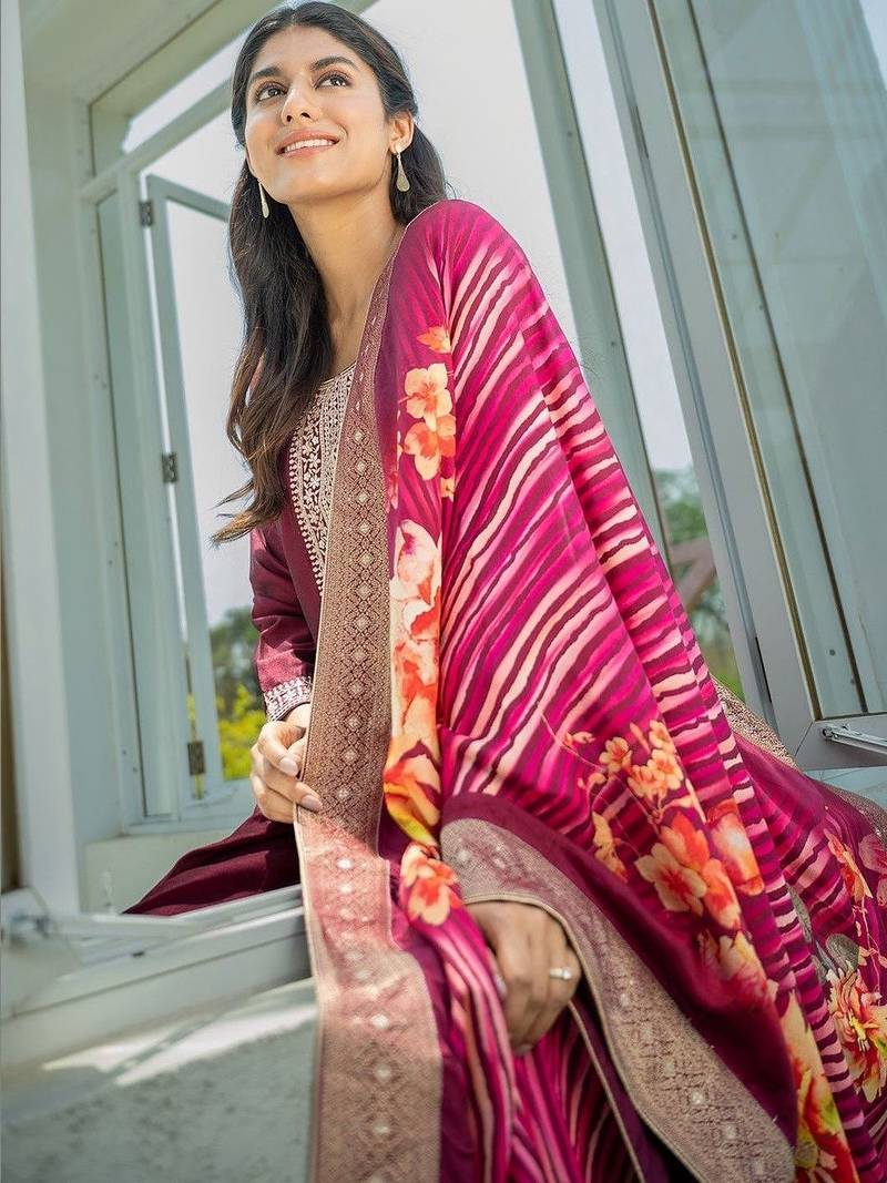 Women Floral Embroidered Regular Thread Work Kurta with Trousers & With Dupatta