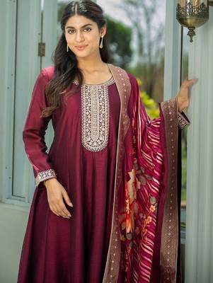 Women Floral Embroidered Regular Thread Work Kurta with Trousers & With Dupatta 5