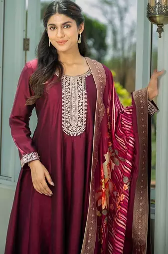 Women Floral Embroidered Regular Thread Work Kurta with Trousers & With Dupatta