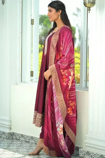 Women Floral Embroidered Regular Thread Work Kurta with Trousers & With Dupatta